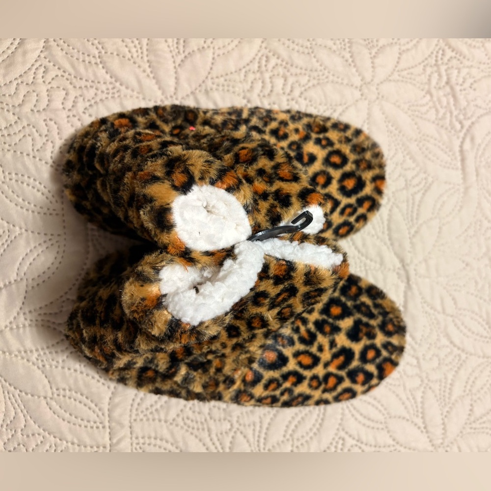 NWT faux fur comfortable sherpa-like lined slippers leopard print, shoe sz 4-10 - Picture 4 of 8